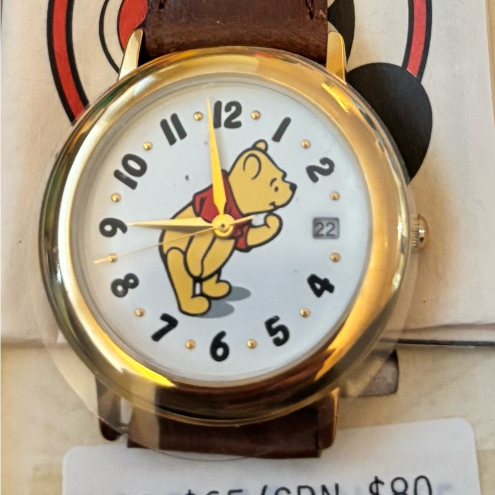 RARE Vintage Pooh watch with Pooh bending over looking at box on the face NIB